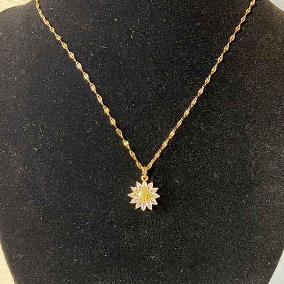 BEAUTIFUL Sunflower Pendant necklace - COMPLIMENTS WILL BE RECEIVED when worn! - Picture 8 of 10